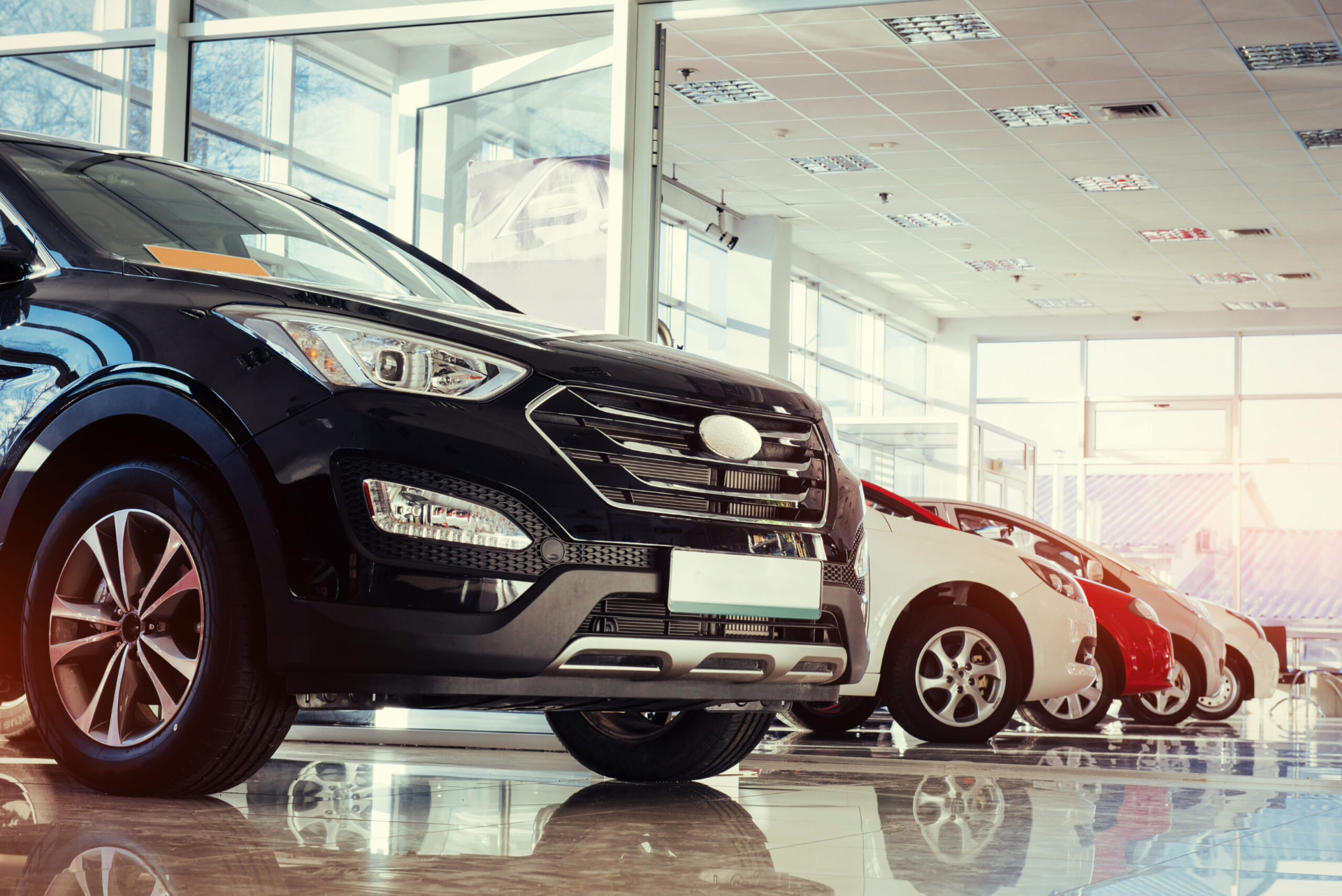 Showroom da Cirne Automóveis com veículos expostos